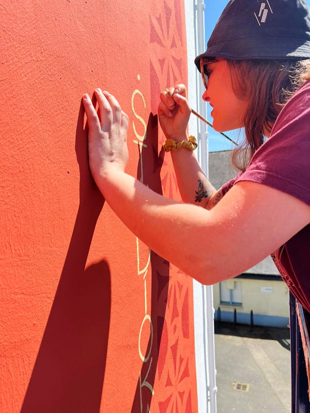 Réalisation de patterns de motifs sur la fresque "Plein les yeux près du coeur" par le Studio Katra.