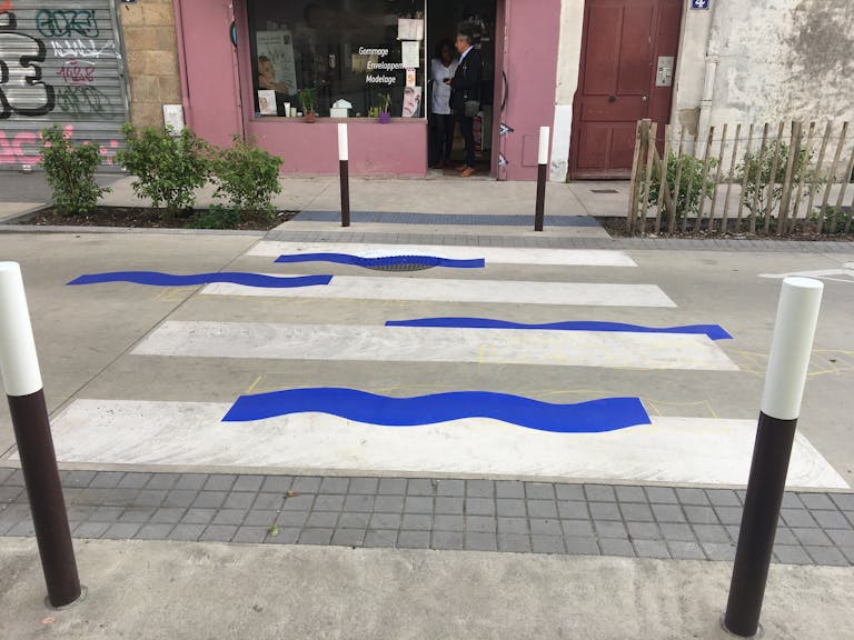 Passage clouté arborant la nouvelle identité graphique de la rue Biesse à Nantes.