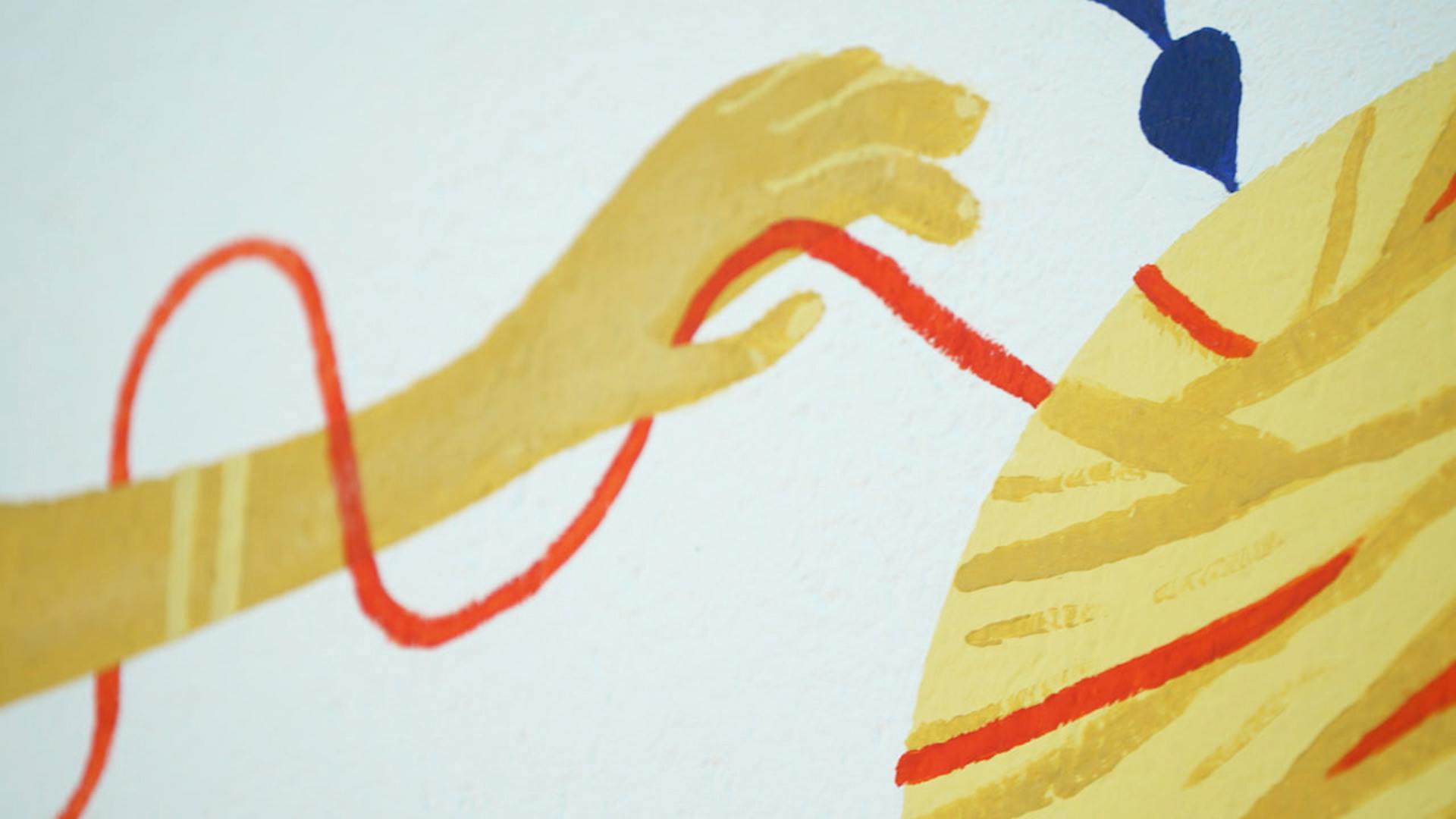 Détails de la fresque "Tisser du lien", zoom sur un fil de lin enroulé autour d'une main, symbole du lien entre les habitants de la ville de Loudéac.