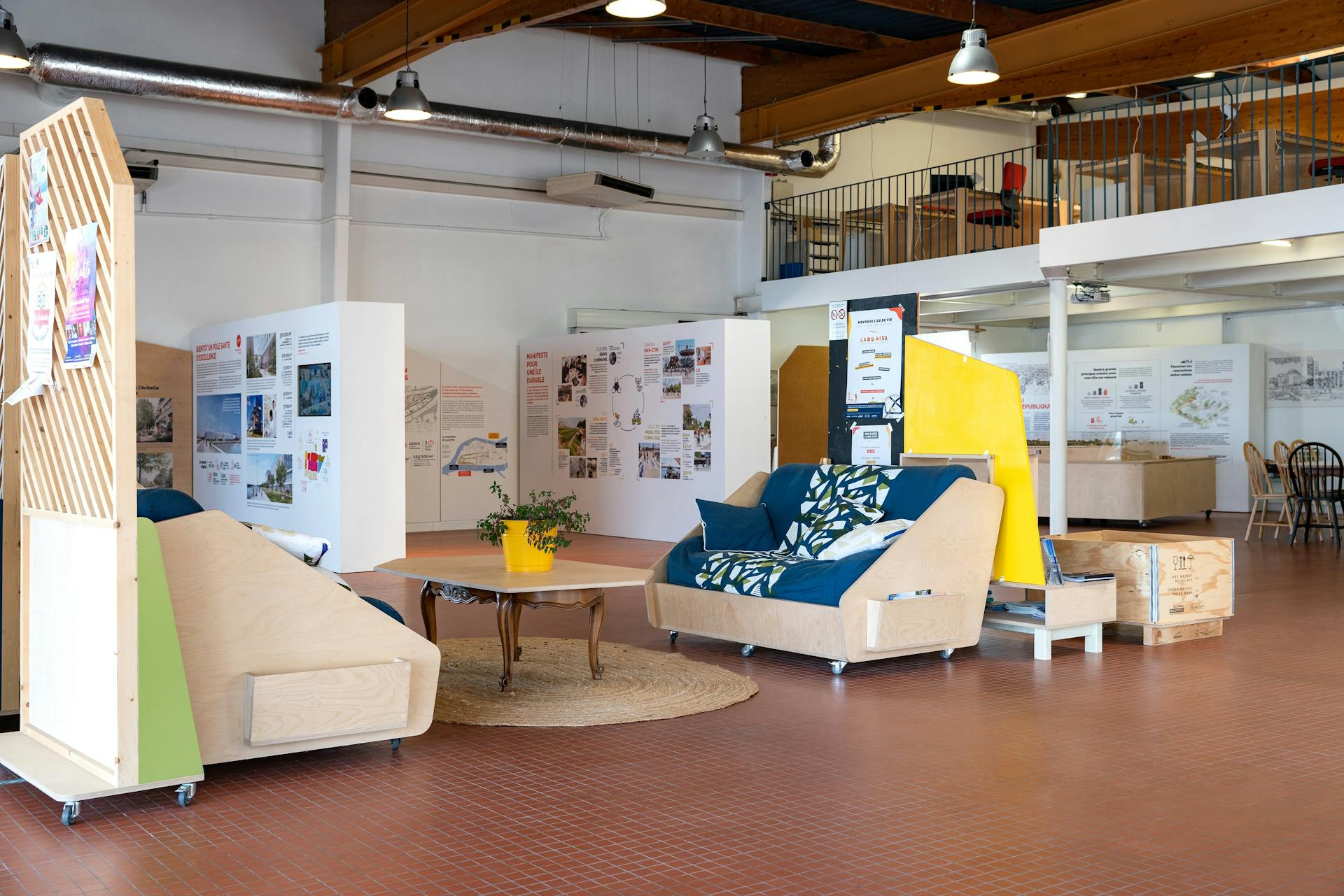 L'espace salon de Labo Diva, intégrant un mobilier fabriqué par le Studio Katra.