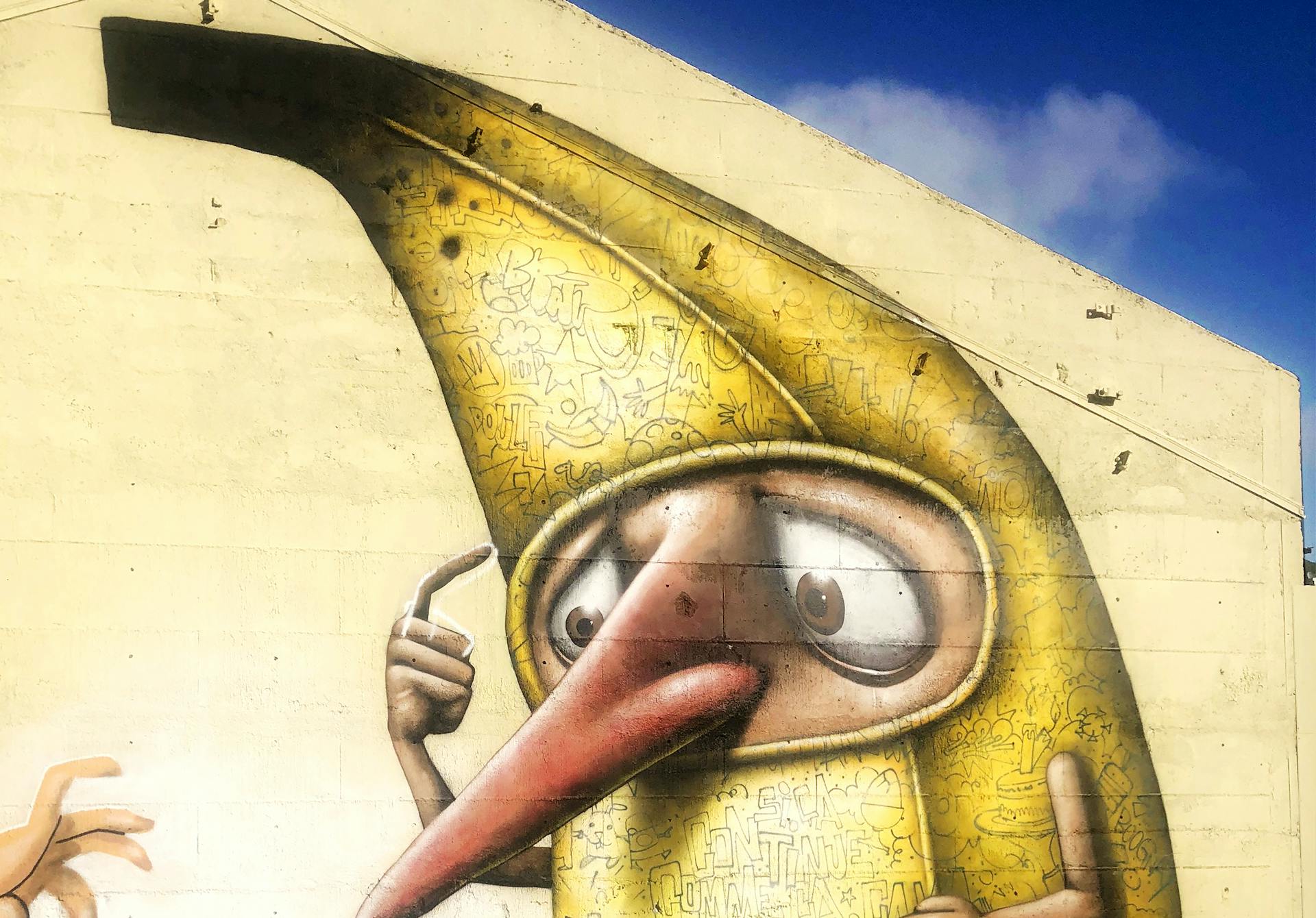 Illustration en peinture murale d'un personnage en costume de banane lors du projet "Une partie de banane"