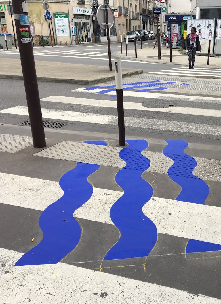 Passage clouté arborant la nouvelle identité visuelle de la rue Biesse à Nantes.