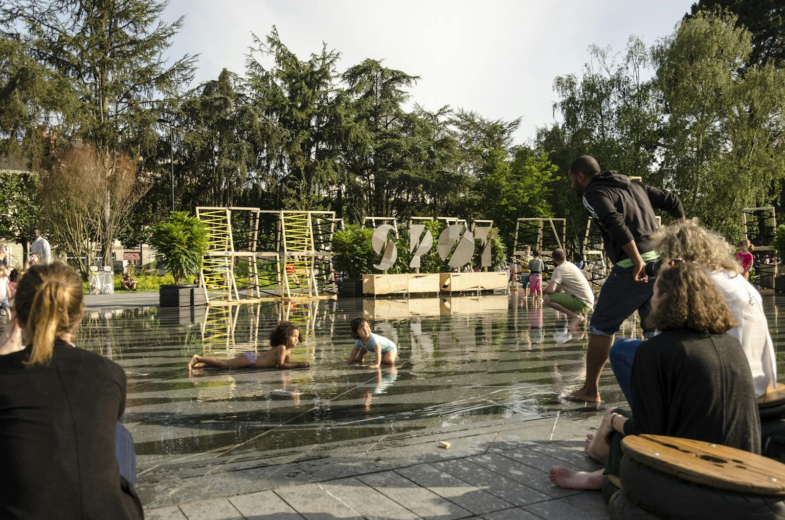 Deux enfants jouant à proximité du design d'espace et de la scénographie évènementielle du festival SPOT à Nantes.