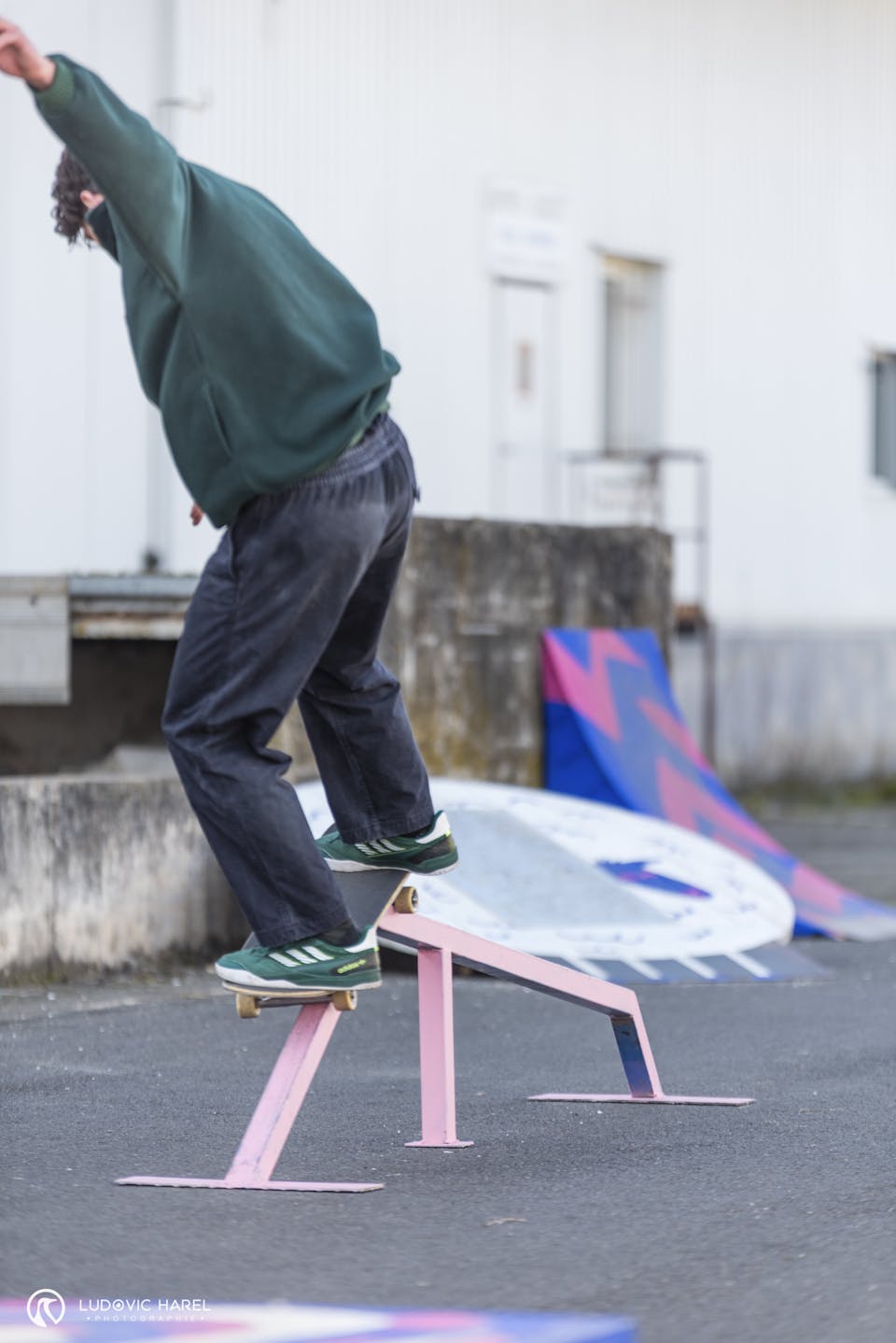 Session de skate organisée par Banc Public Skatestore et Studio Katra au FAAT : un skateur s'élance sur une rampe créée par les 2 agences. 