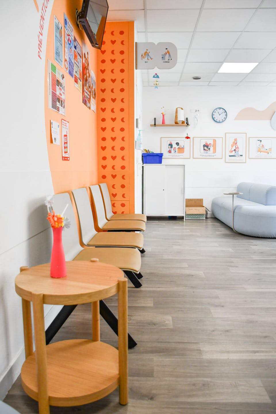 Couloir de la salle d'attente des urgences pédiatriques du CHU De Montpellier, possédant des assises.