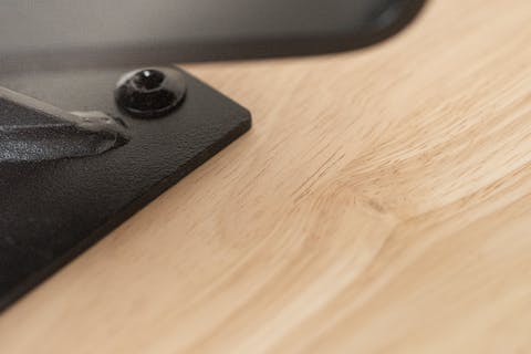 Focus sur les fixations apposées sur le tabouret SISSI issu du design produit du Studio Katra.