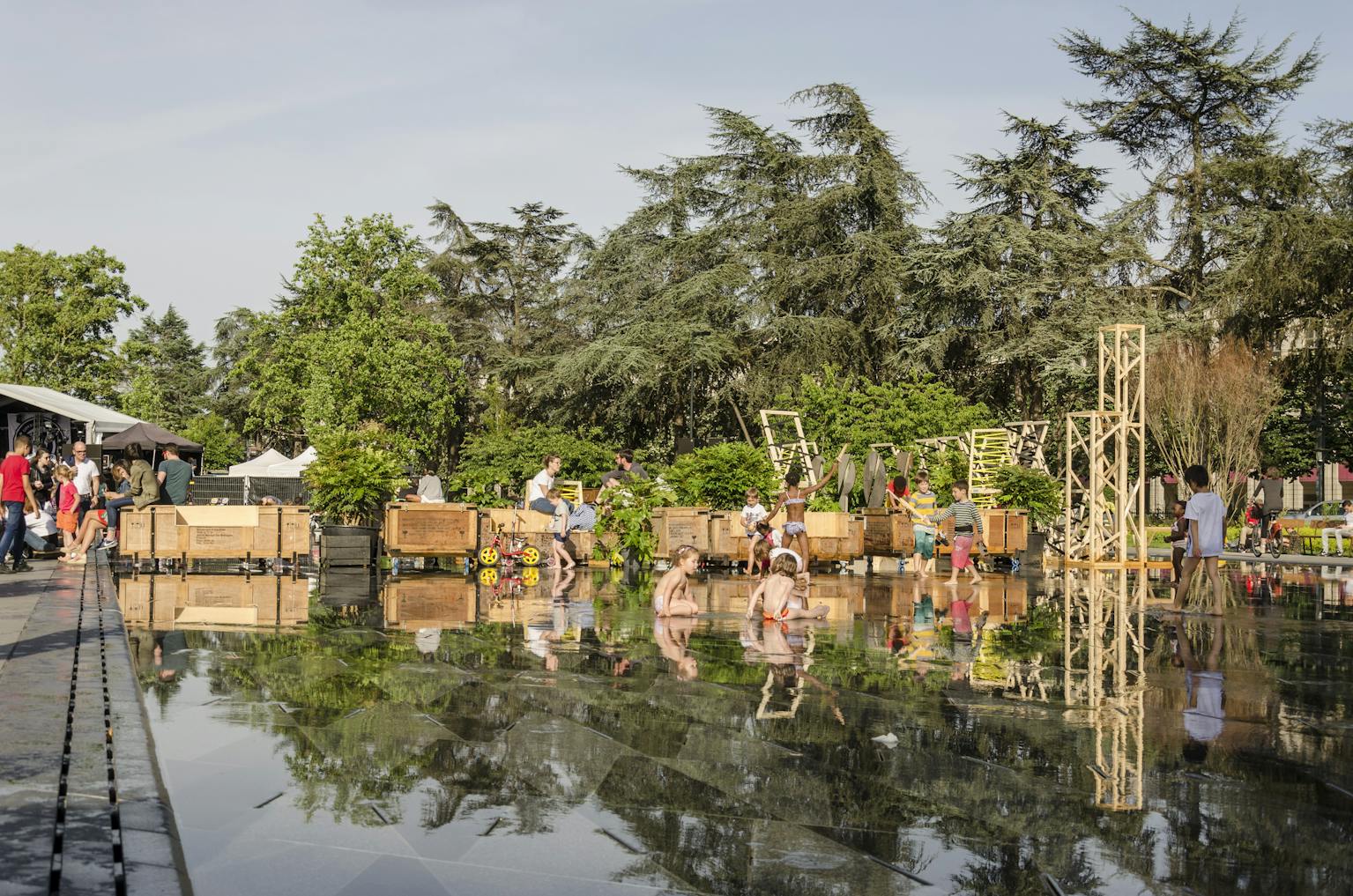 Vue globale de la scénographie et du design d'espace en bois du festival jeune SPOT.