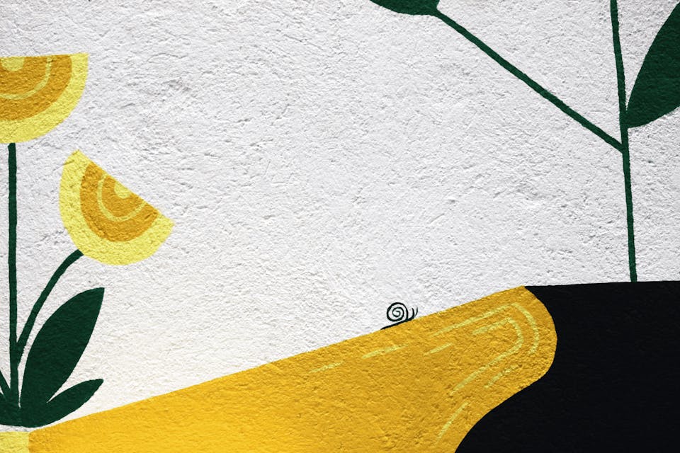 Détails d'une fresque murale réalisée par le Studio Katra, mettant en scène un escargot.
