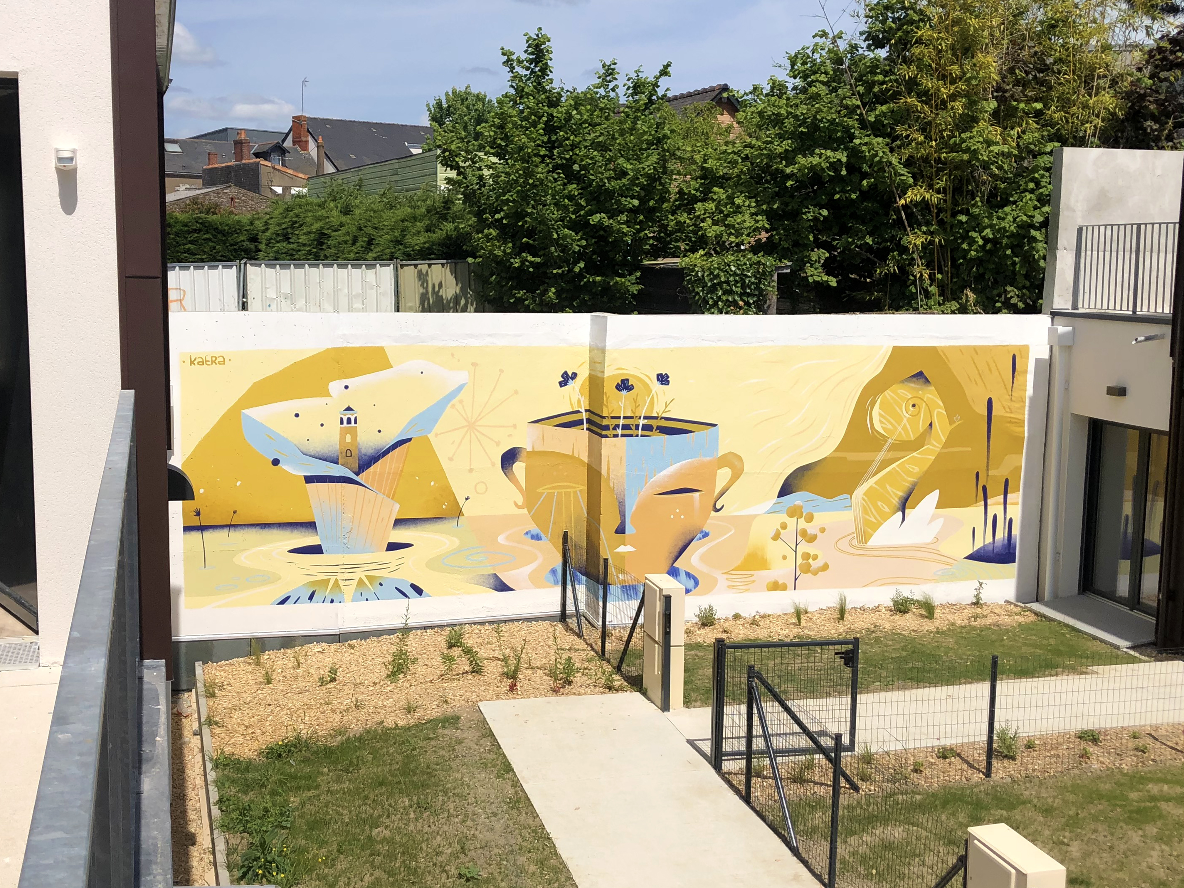 Fresque murale extérieure réalisée par le Studio Katra dans la cour de la résidence "Les 5 continents", missionnée par Vinci Immobilier.