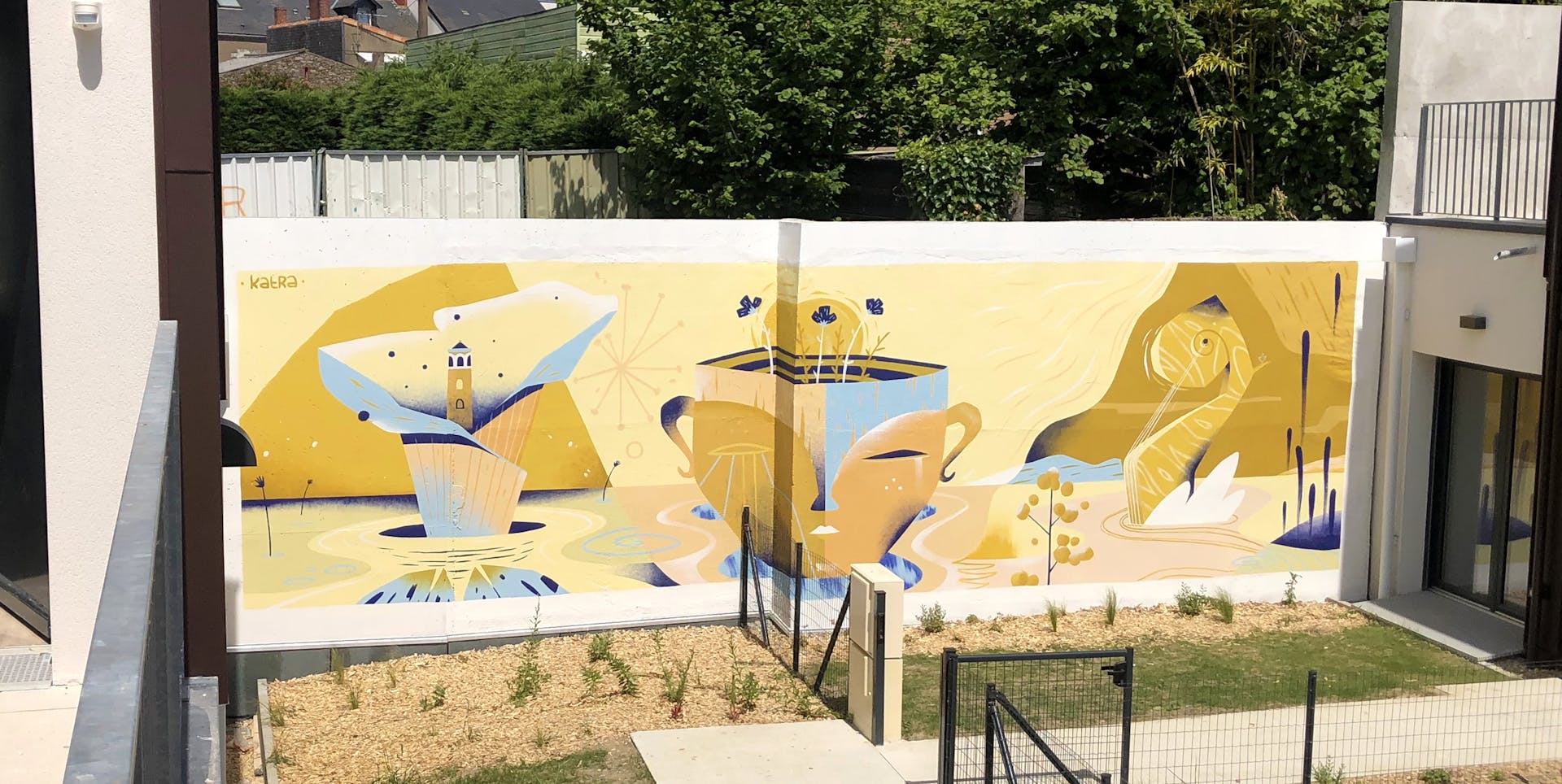 Fresque murale extérieure réalisée par le Studio Katra dans la cour de la résidence "Les 5 continents", missionnée par Vinci Immobilier.