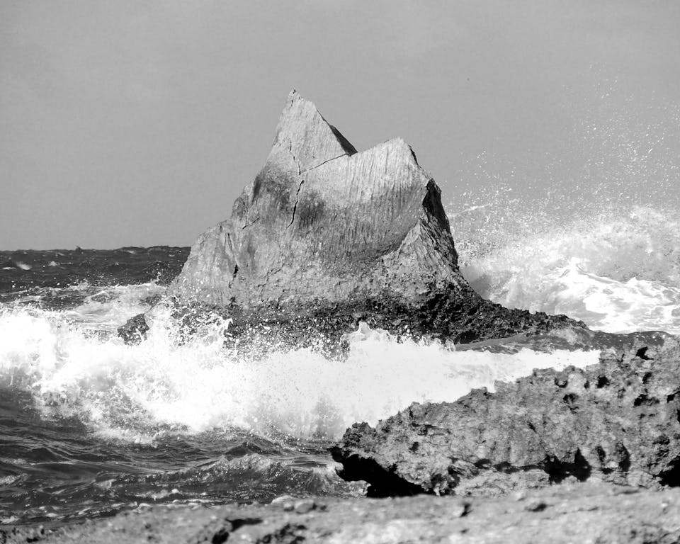 Un rocher dans les embruns marins, source d'inspiration du projet d'architecture "Pointe Noire" réalisé à proximité de l'Esperance Café.
