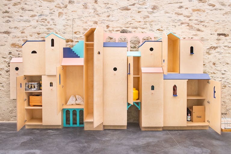 Vue globale du mobilier de bois conçu par le Studio Katra.