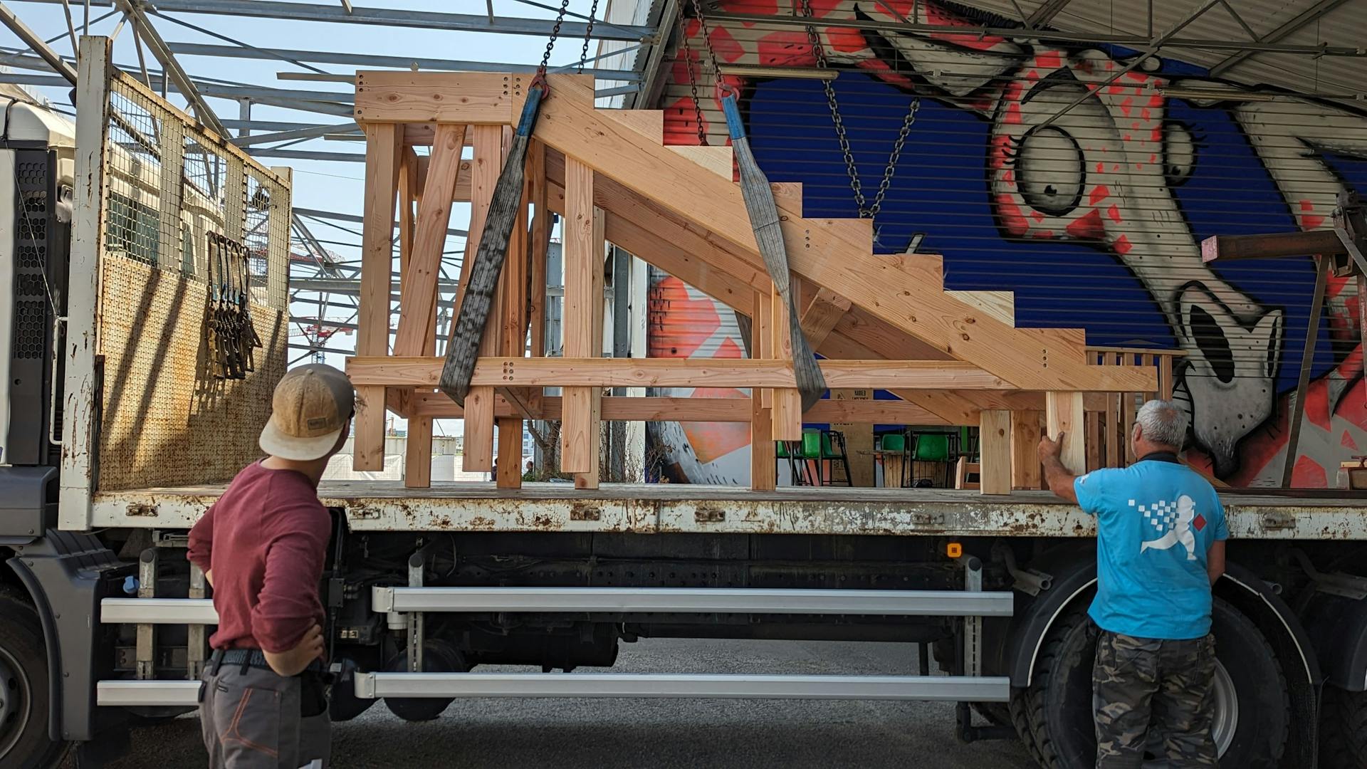 Un promontoire en bois monté sur un camion, prêt à être livré auprès de l'école la Joliverie pour le projet collaboratif du Champ des Signes.