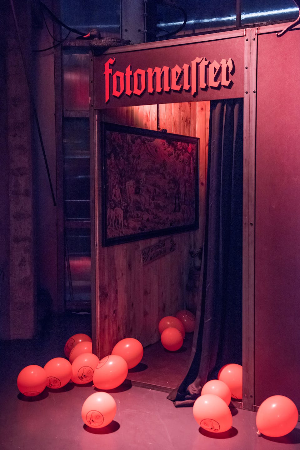 L'entrée du photomaton du Stereolux à Nantes, pensé par les équipes de designers du Studio Katra à l'image de Jägermeister.