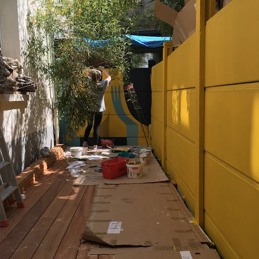 Photo du chantier de la terrasse du Poum Poum T’Chak bar réinterprétée par l'agence de design graphique Studio Katra.