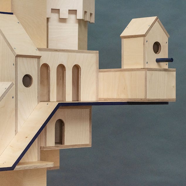 Focus sur une maisonnette d'un nichoir en bois réalisé par l'agence de design graphique Studio Katra.
