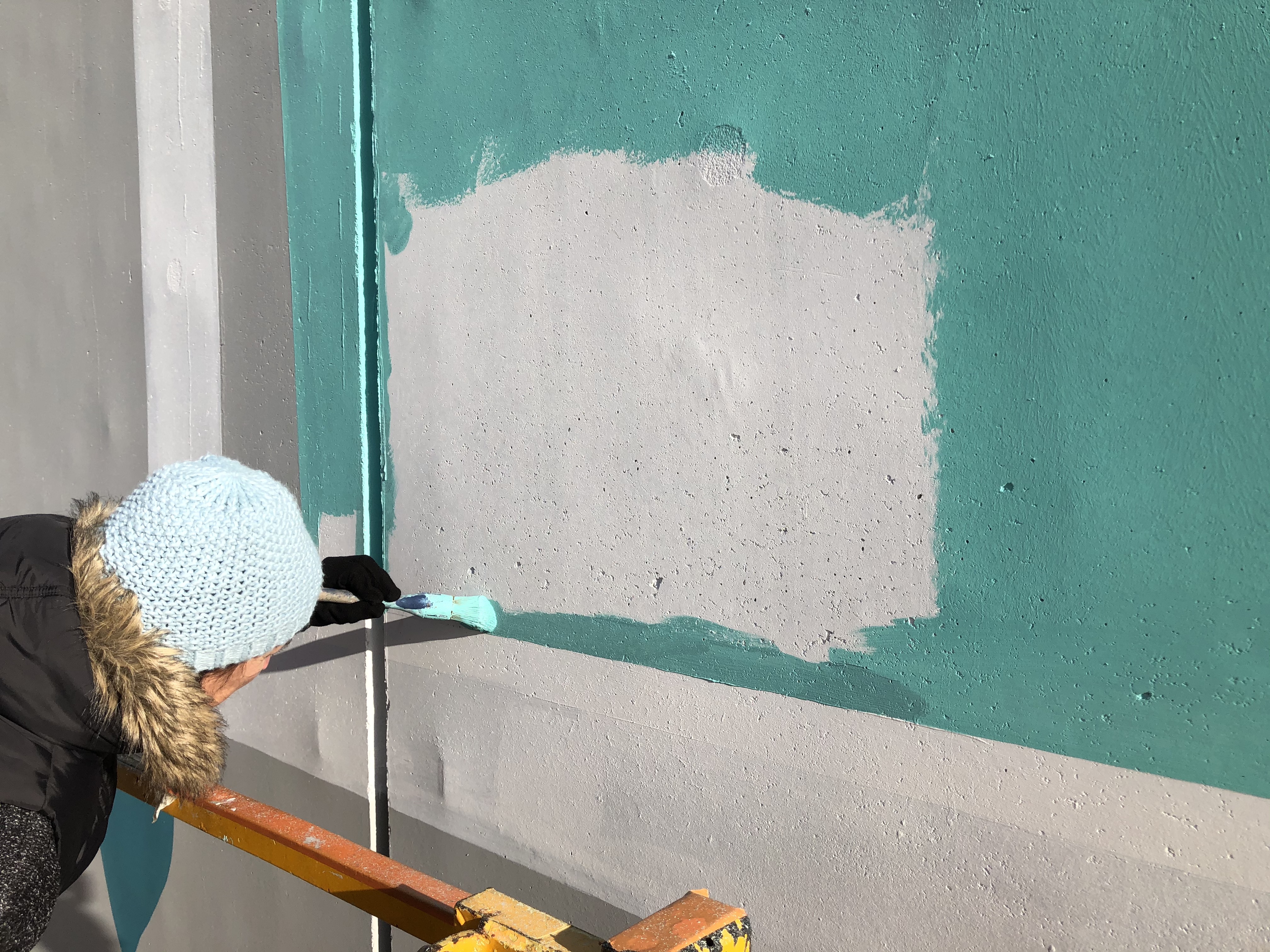 Peinture extérieure sur la Gare d'Angers depuis une nacelle télescopique.