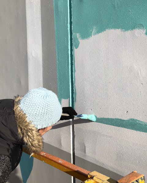 Peinture extérieure sur la Gare d'Angers depuis une nacelle télescopique.