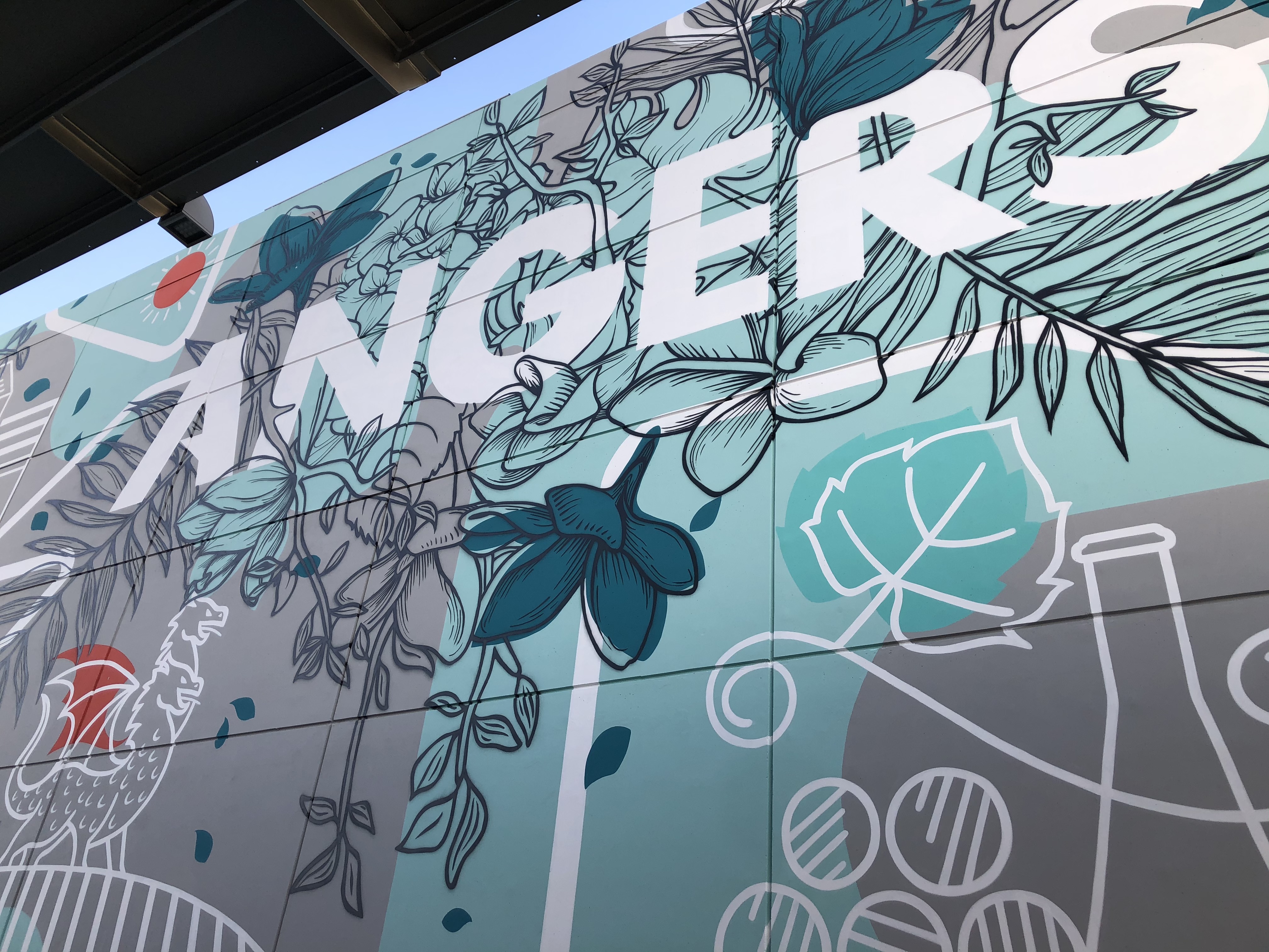 Le nom de la ville d'Angers inscrit en peinture en lettres sur sa gare Saint Laud.