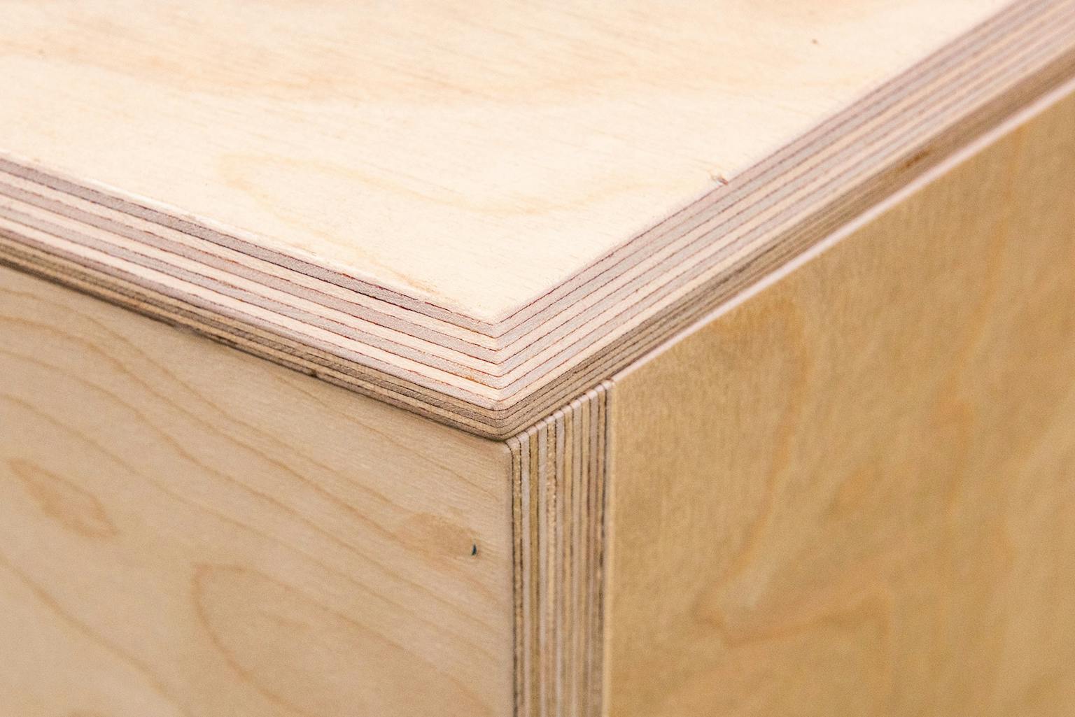 Mobilier de bois conçu par le Studio Katra lors d'un design d'espace.