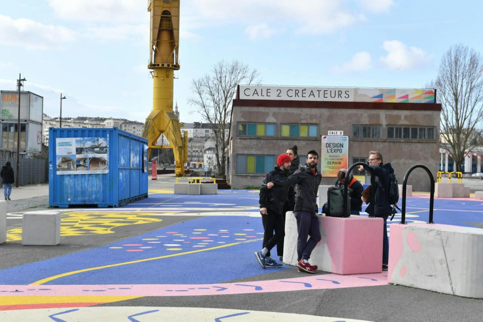 Les sportifs de l'ADD Academy Nantes explorent l'espace Alice Milliat devant la Cale 2 Créateurs.