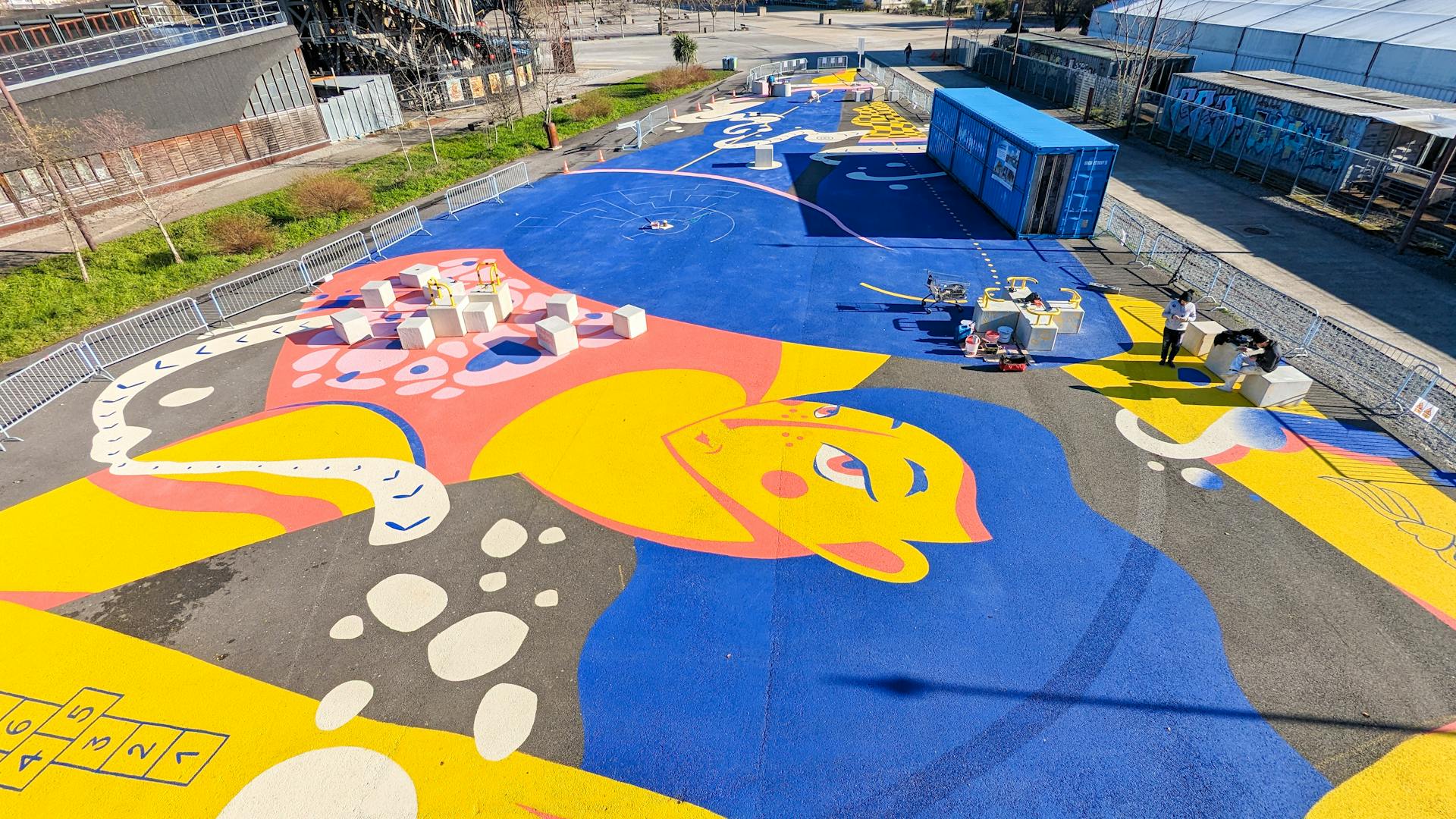 L'équipe du Studio Katra peint l'espace de Design Actif Alice Milliat, situé devant la Cale 2 Créateurs.