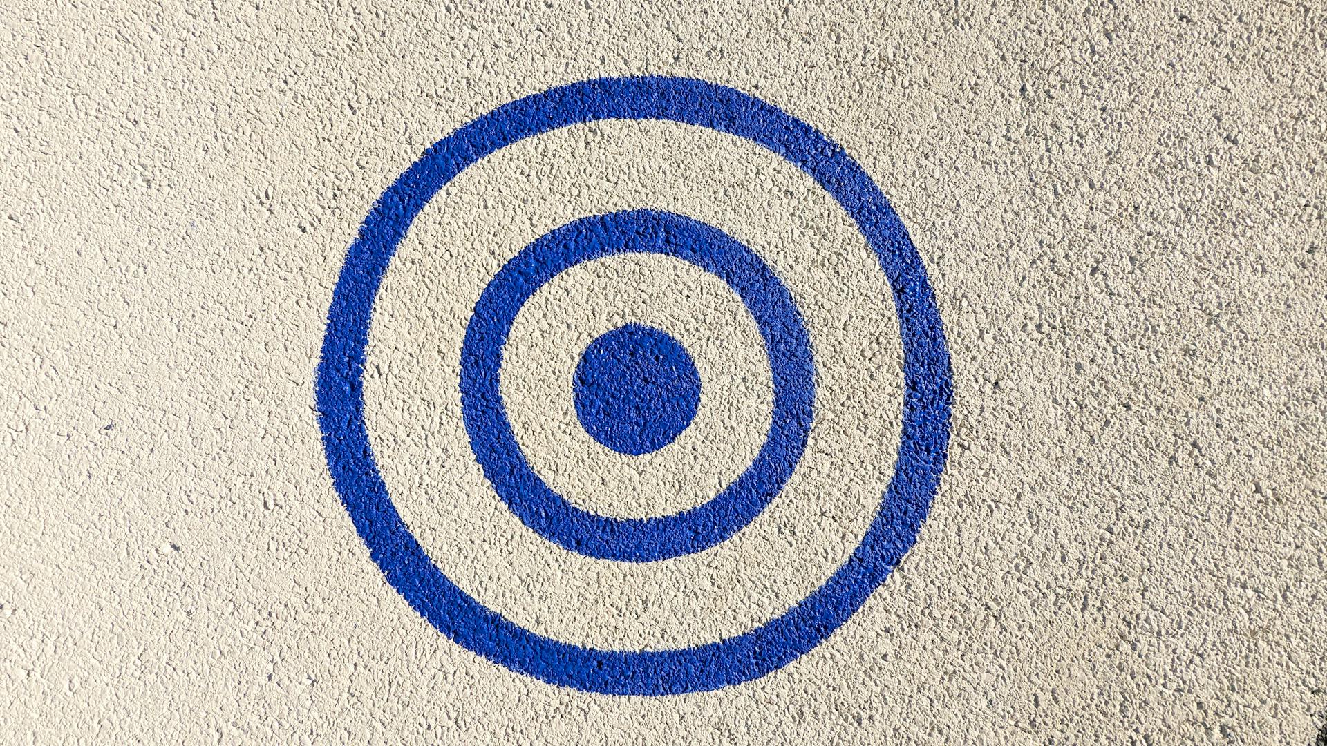 Une forme de cible peinte sur le sol de l'espace Alice Milliat.