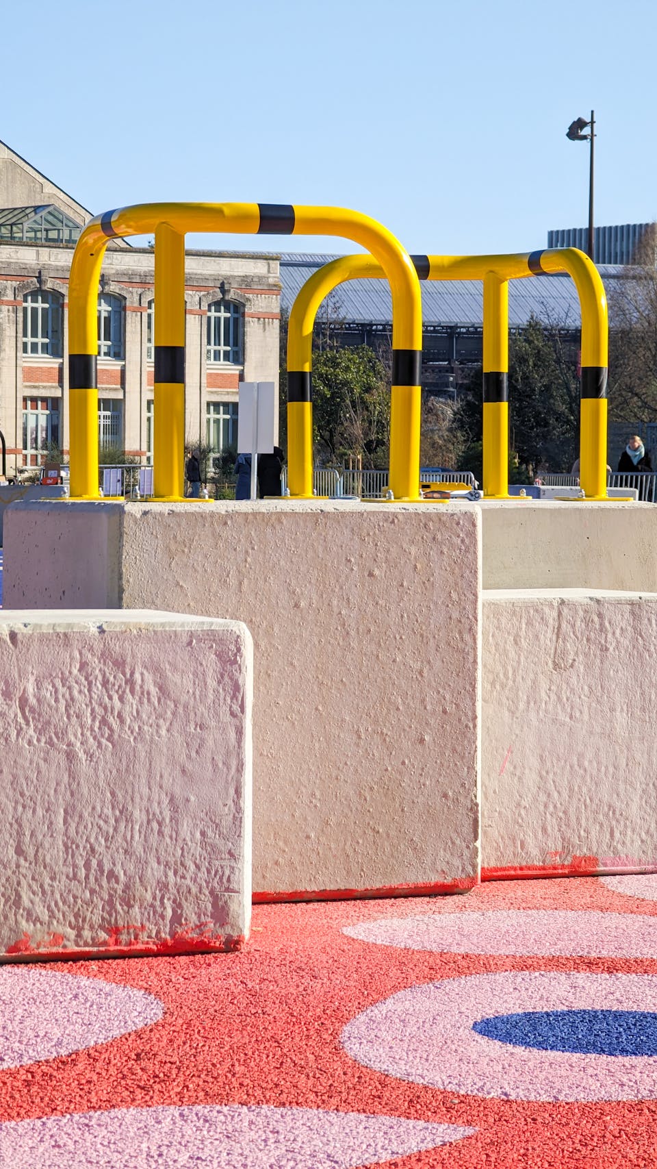 Des barres de suspension installées sur des blocs en bétons, dédiées à la pratique sportive libre.