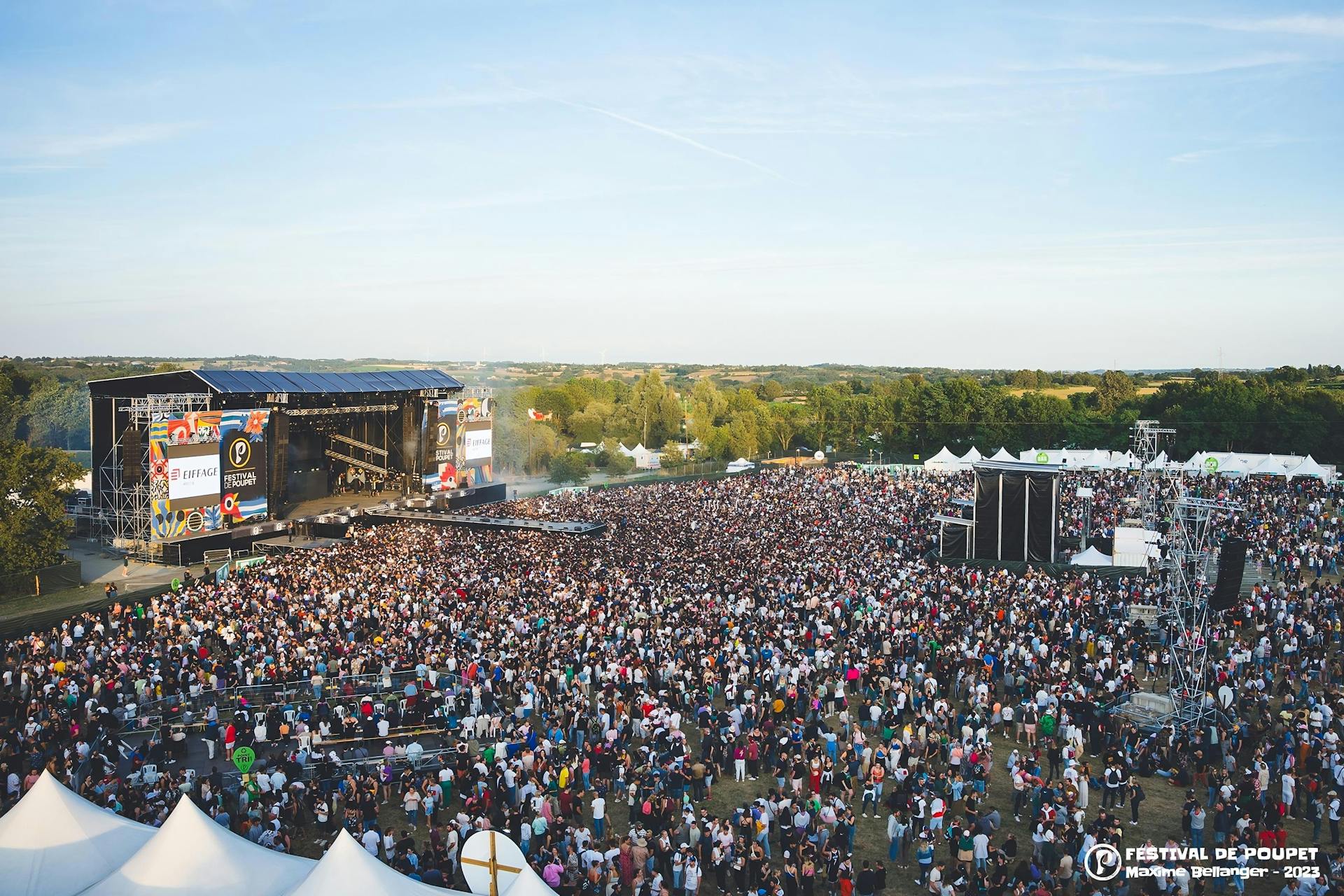 L'événement de clôture du festival de Poupet, autrement appelé "Poupet Déraille", vu depuis les airs.