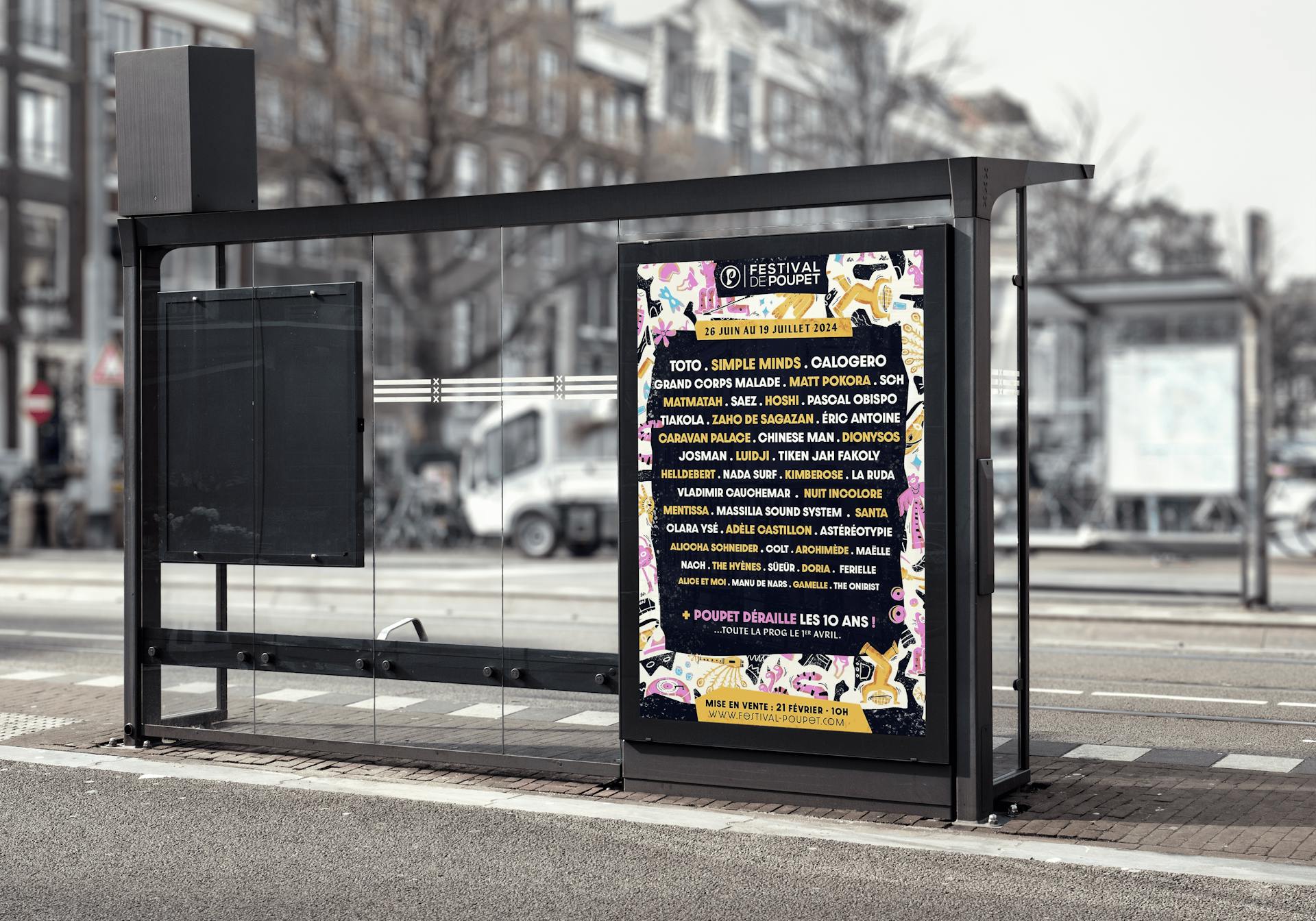 L'affiche du festival de Poupet reposant sur un abribus.