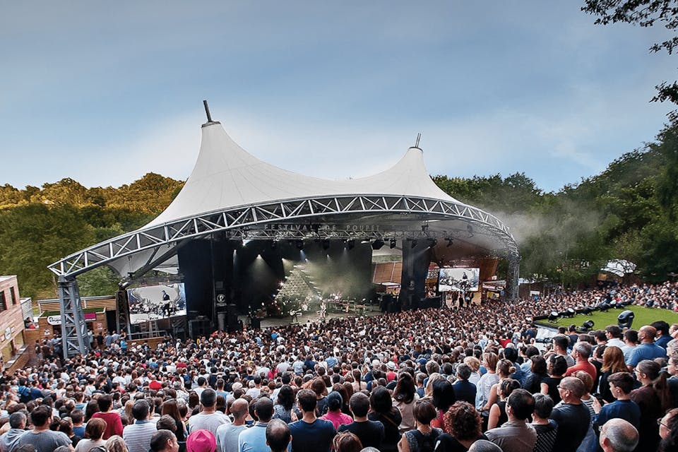 Le théâtre de verdure, une grande scène en plein air au cœur de la nature, lieu de production du festival de Poupet.