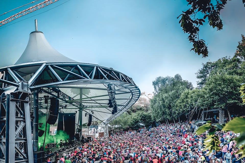 Le théâtre de verdure, une grande scène en plein air au cœur de la nature, lieu de production du festival de Poupet.