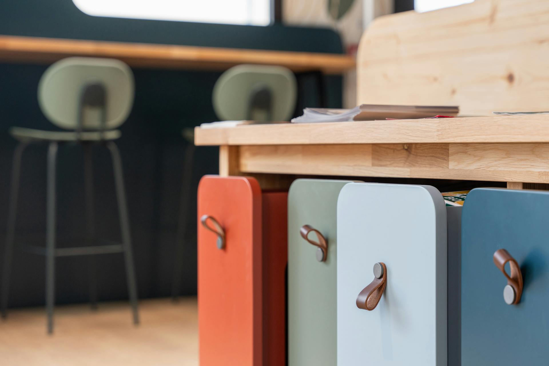 Des casiers en bois, peints de différentes couleurs, installés dans le hall d'entrée de la CCI Saint-Nazaire, confectionnés par l'agence de design Studio Katra.