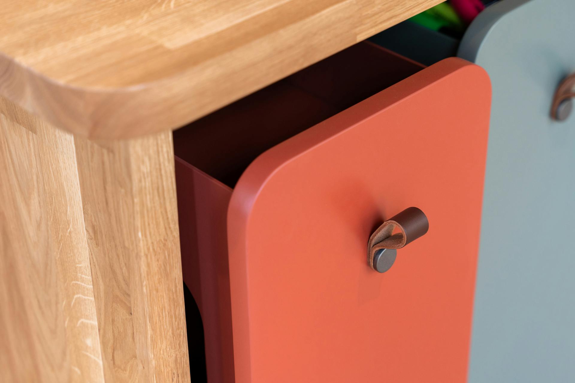 Des casiers en bois, peints de différentes couleurs, installés dans le hall d'entrée de la CCI Saint-Nazaire, confectionnés par l'agence de design Studio Katra.