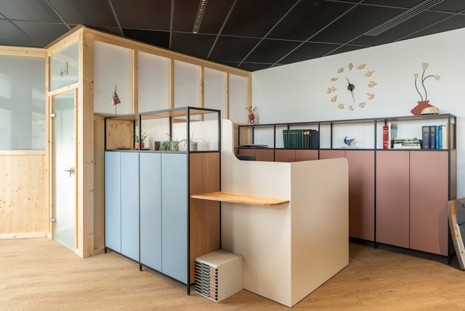 Une salle dé réunion isolée au sein de la CCI Saint-Nazaire, confectionnée par l'agence de design Studio Katra.