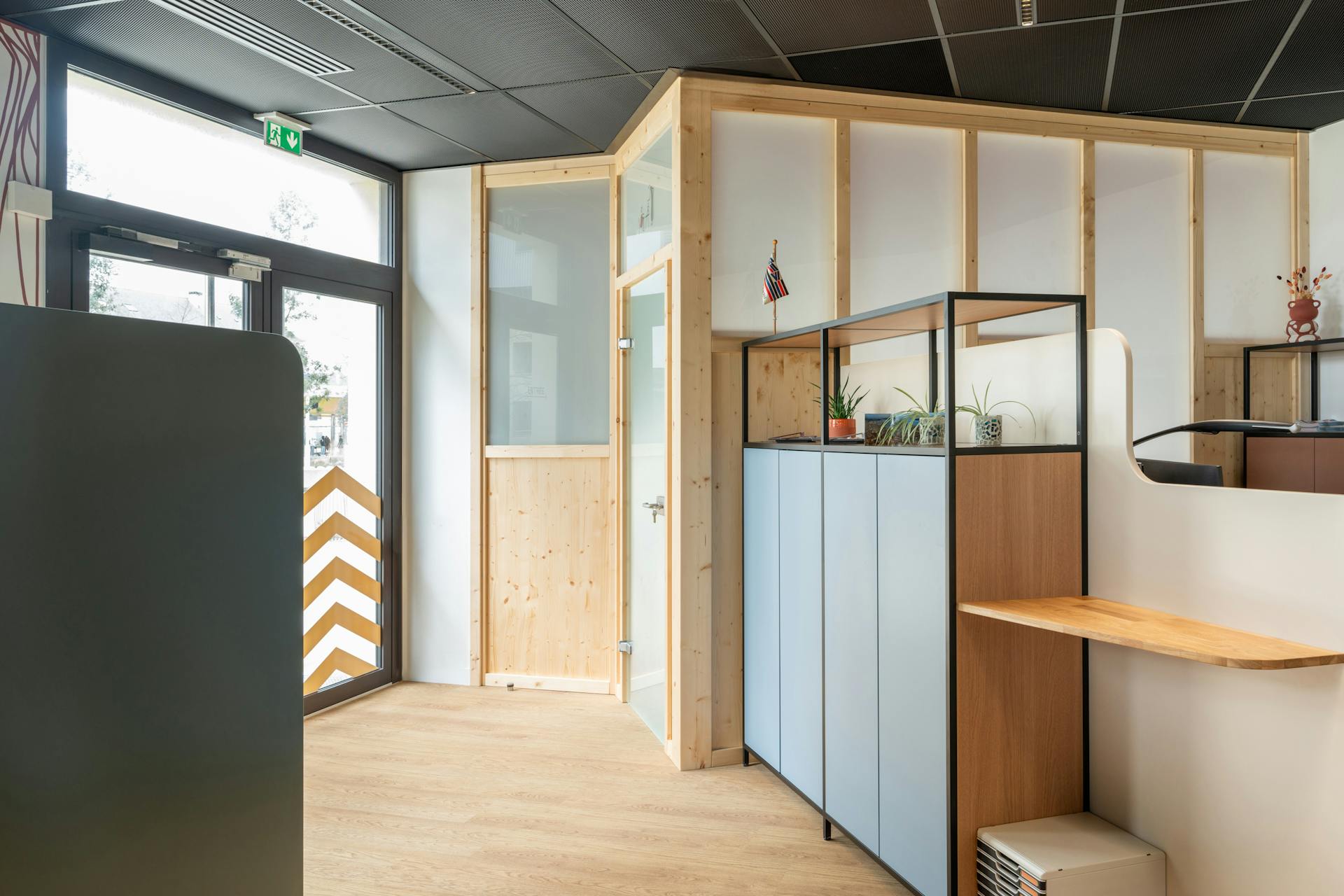 Une salle dé réunion isolée au sein de la CCI Saint-Nazaire, confectionnée par l'agence de design Studio Katra.