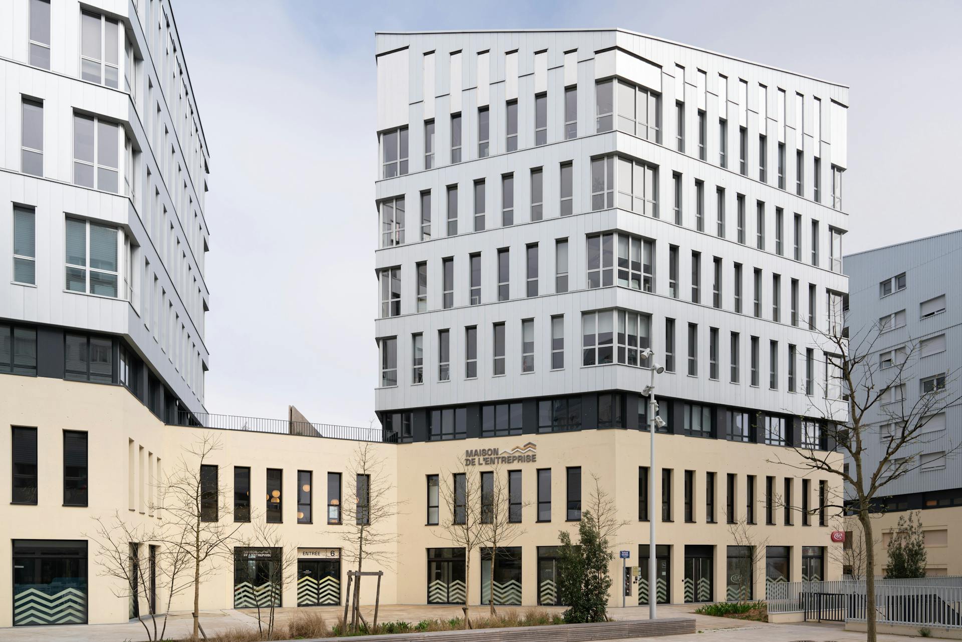 L'extérieur des nouveaux locaux de la Maison de l'Entreprise à Saint-Nazaire, aménagés par l'agence de design d'espace Studio Katra.