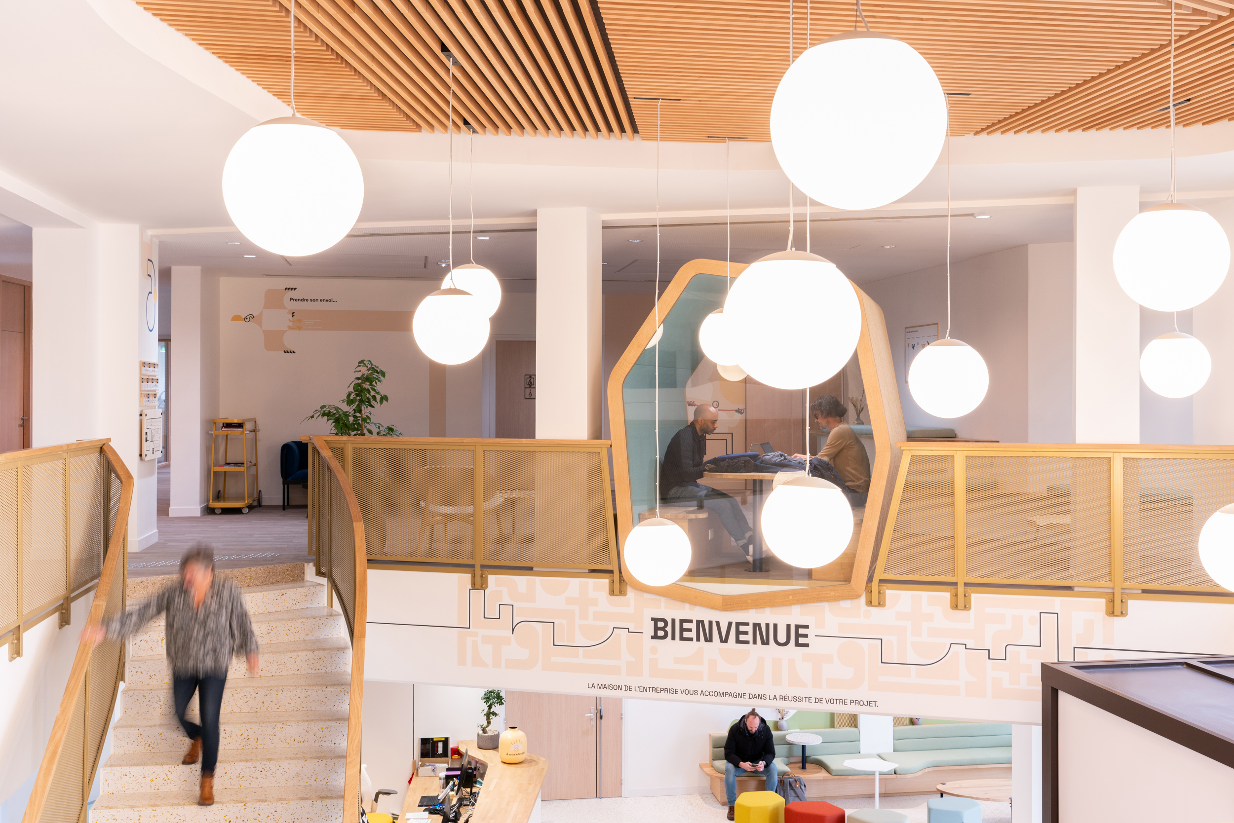 Main dans la main, on va plus loin