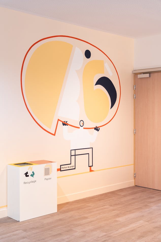 Une illustration filaire symbolisant un personnage portant son projet, apposée par sticker dans le cadre de l'aménagement de la Maison de l'Entreprise à Saint-Nazaire par l'agence de design Studio Katra.