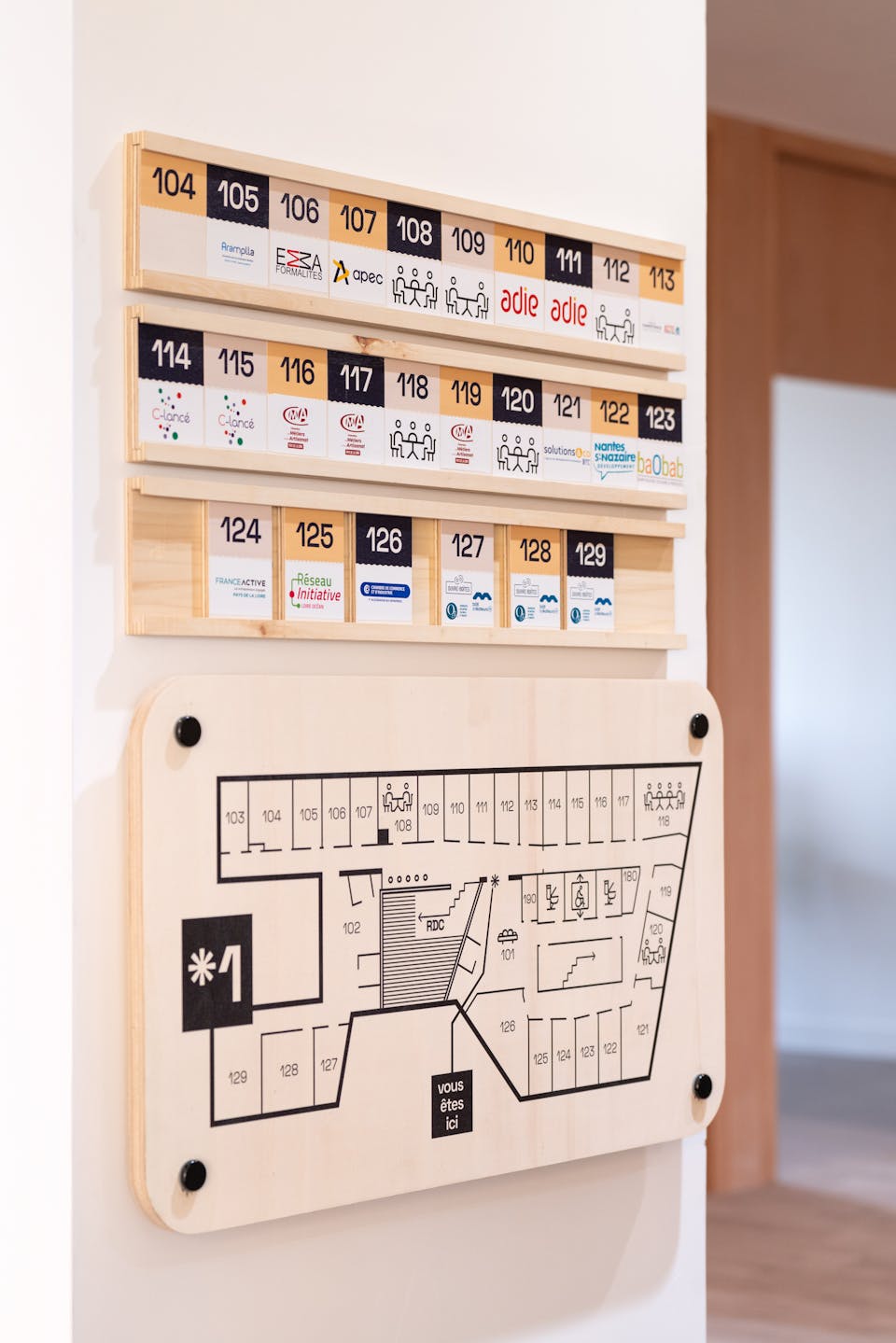 Un trombinoscope en bois des différentes entreprises installées dans la nouvelle Maison de l'Entreprise à Saint-Nazaire.