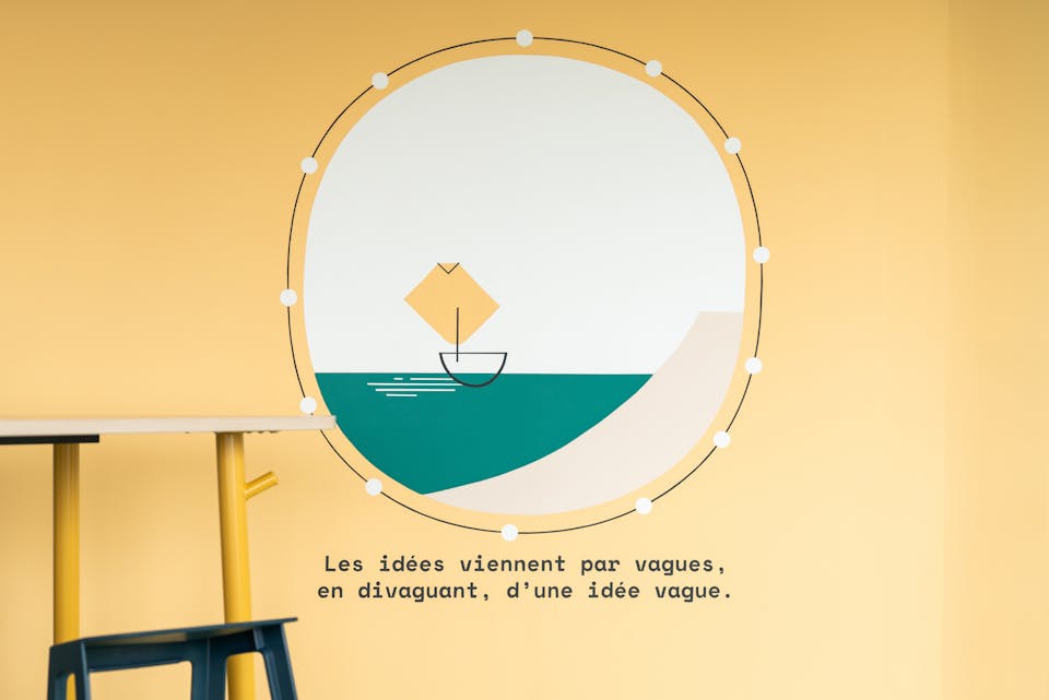 Une illustration filaire symbolisant navire sur l'eau, apposée par sticker dans le cadre de l'aménagement de la Maison de l'Entreprise à Saint-Nazaire par l'agence de design Studio Katra.