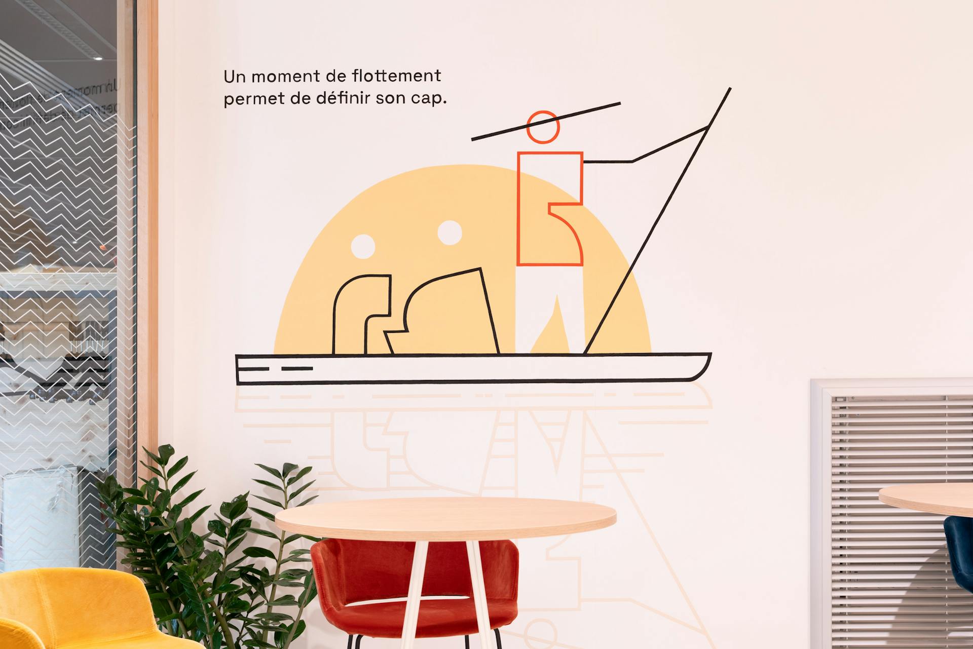 Une illustration filaire symbolisant des personnages voguant sur l'eau à l'aide d'une barque, apposée par sticker dans le cadre de l'aménagement de la Maison de l'Entreprise à Saint-Nazaire par l'agence de design Studio Katra.