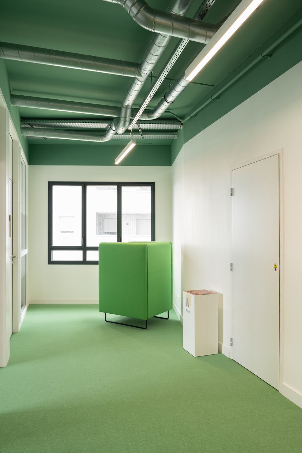 Un couloir peint en vert au cœur de la Maison de l'Entreprise par Peinture Nantaise et l'agence de design Studio Katra.