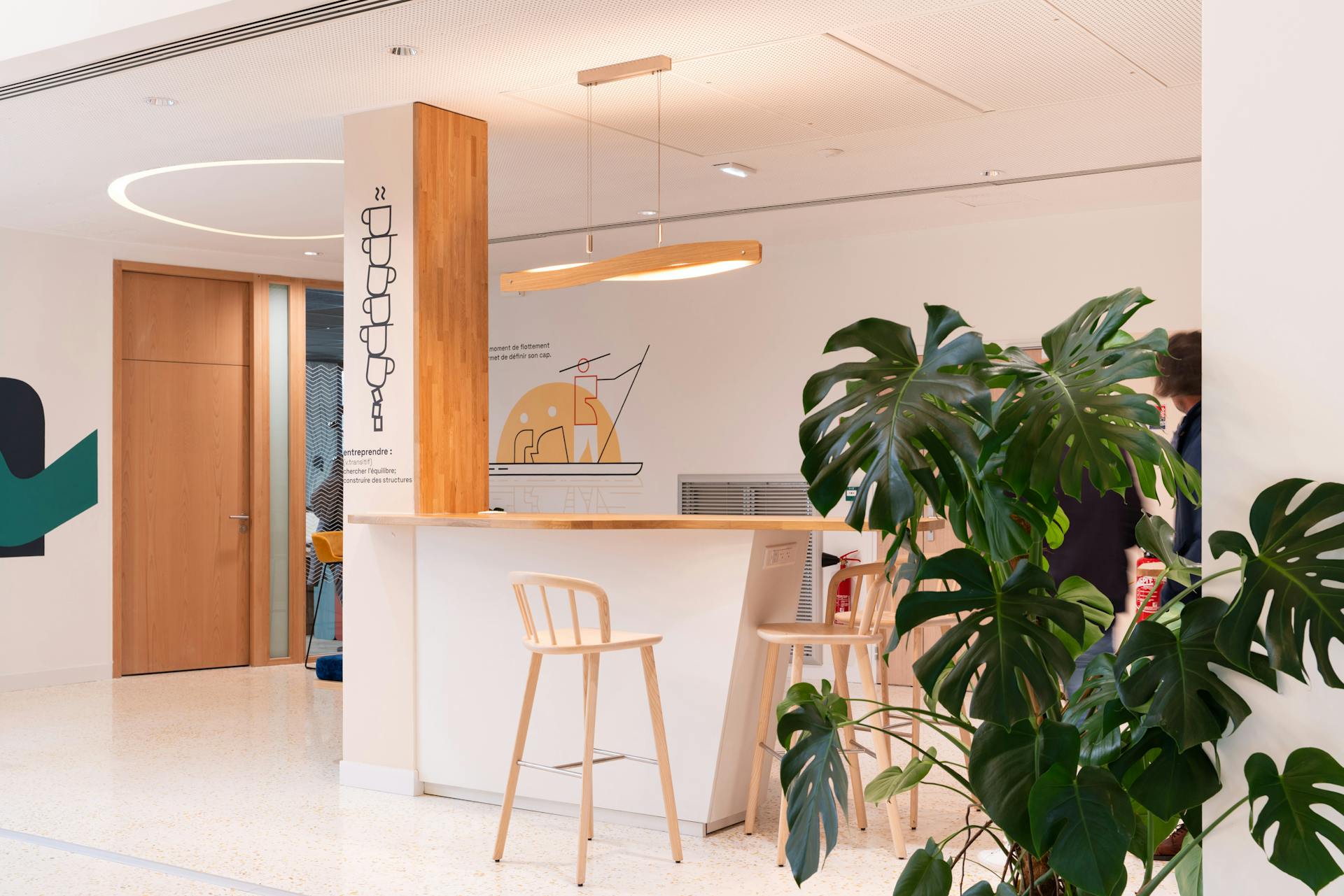 L'espace cafétéria de la Maison de l'Entreprise à Saint-Nazaire, conçu par les équipes de designers du Studio Katra dans le cadre de l'aménagement d'intérieur de ses nouveaux locaux.
