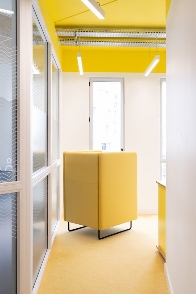 Un couloir peint en jaune au cœur de la Maison de l'Entreprise par Peinture Nantaise et l'agence de design Studio Katra.