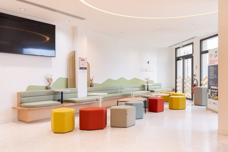 Des assises en bois conçues par l'agence de design Katra et fabriquées par Ici Nantes, servant l'aménagement d'intérieur de la nouvelle Maison de l'Entreprise à Saint-Nazaire. 