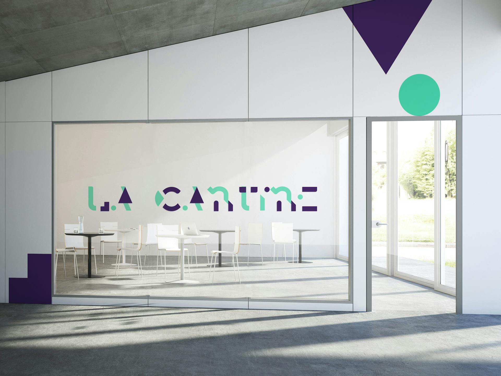 Des stickers muraux au sein d'une salle de réunion représentant le logo de Cantine Numérique.