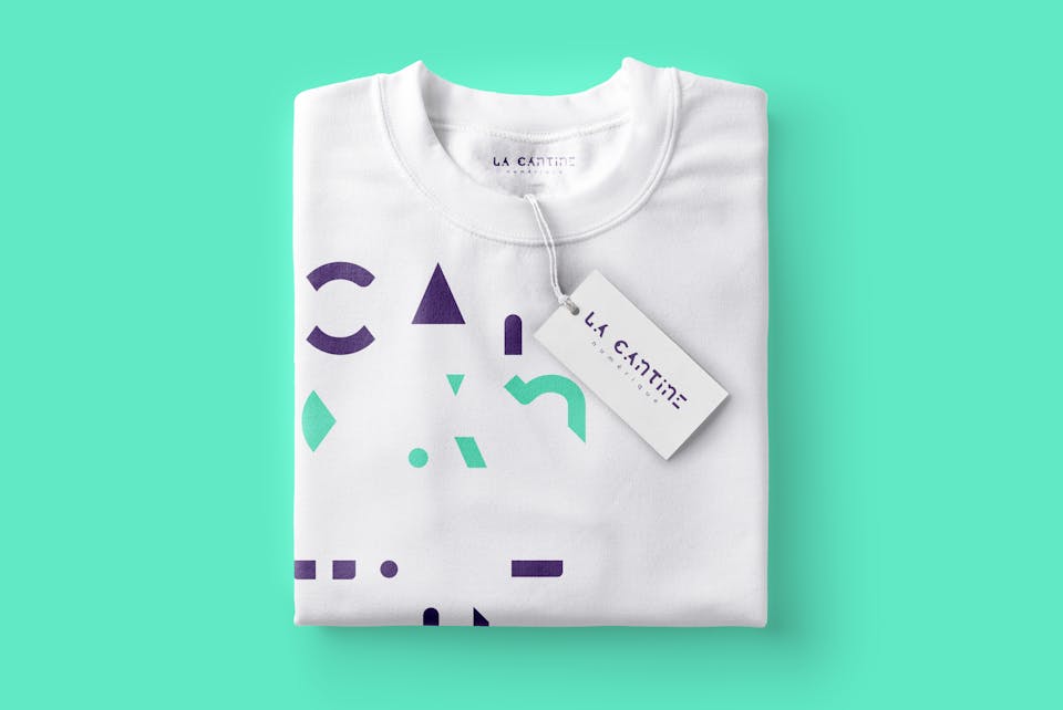 Un t-shirt portant la nouvelle identité de marque de la Cantine Numérique, imaginée par l'agence de design graphique Studio Katra.