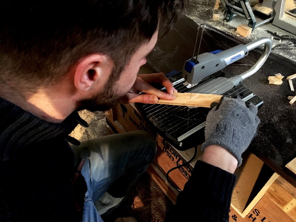 L'équipe de designers du Studio Katra réalise une découpe en bois de petits blocs à l'image d'un tan-gram pour symbolisant le nouveau vocabulaire de formes de la Cantine Numérique.