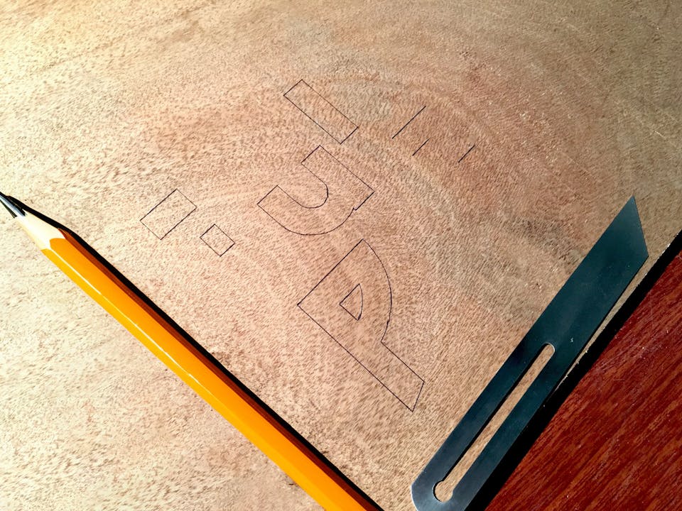 L'équipe de designers du Studio Katra réalise une découpe en bois de petits blocs à l'image d'un tan-gram pour symbolisant le nouveau vocabulaire de formes de la Cantine Numérique.